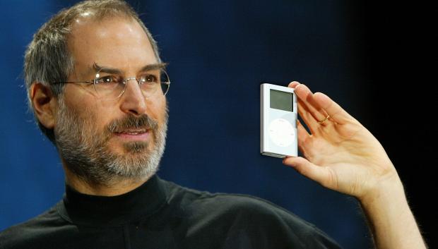 Steve Jobs durante la presentación del iPod