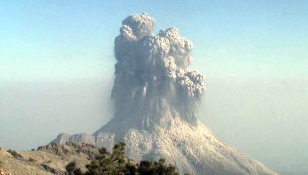 El volcán de Colima a veces es llamado Volcán de Fuego de Colima para diferenciarlo del cercano Volcán Nevado de Colima