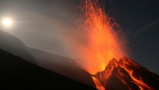 El volcán de Estrómboli puede lanzar diverso material piroclástico