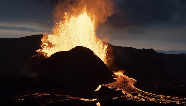 El volcán Fagradalsfjall se encuentra en la península de Reykjanes, a una hora de Reikiavik