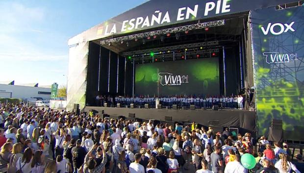 Las 52 banderas de las provincias españolas han inaugurado el discurso de Abascal.