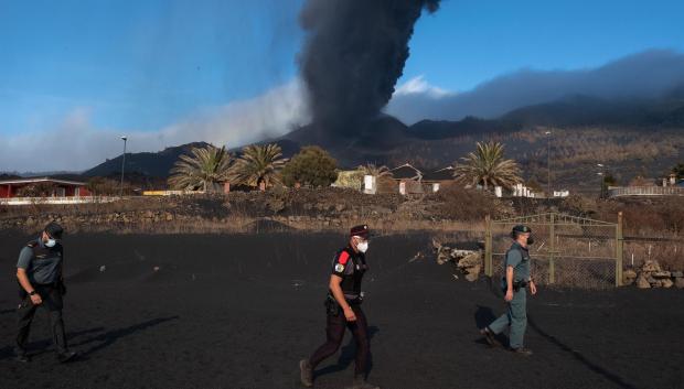 El barrio de Las Manchas, en La Palma, dentro de la zona evacuada por su proximidad al volcán y a sus emisiones de lava, ceniza y piroclastos