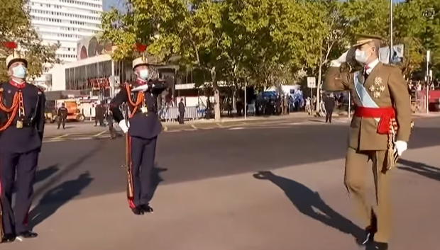 Felipe VI pasa revista a las tropas militares durante el desfile militar del 12 de octubre de 2021.