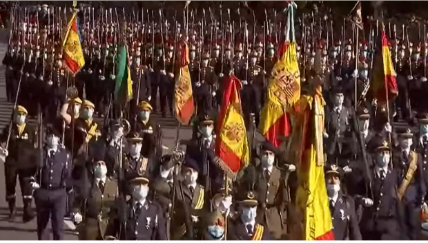 Banderas durante el desfile terrestre.