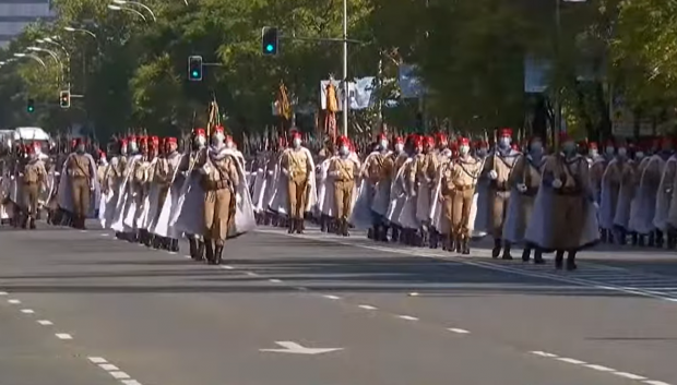 Los regulares durante el desfile militar.