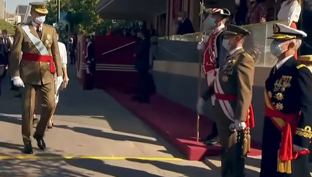 Felipe VI saluda a todos los jefes de las unidades militares que han participado en el desfile militar.