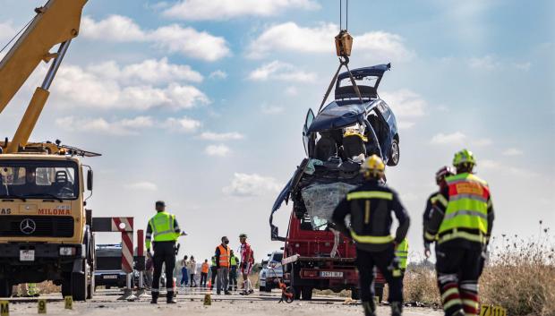 Los bomberos tuvieron que sacar del vehículo a varios de los heridos