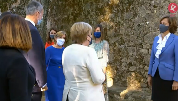 Su Majestad y Merkel saludan a las autoridades de Patrimonio.