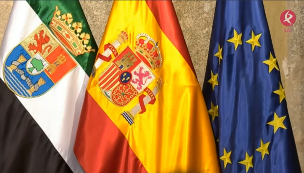 Banderas extremeña, española y euopea.