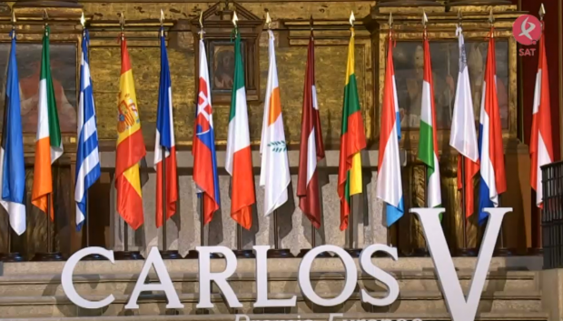 Banderas autonómicas, española y europea en la entrega del Premio Europeo de Carlos V.