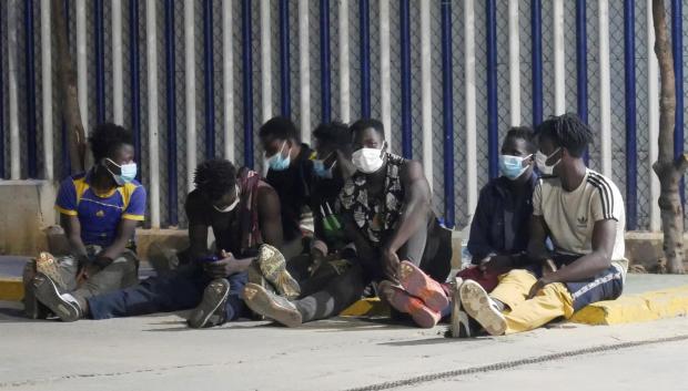 Inmigrantes subsaharianos, bajo vigilancia policial tras acceder ilegalmente a Melilla