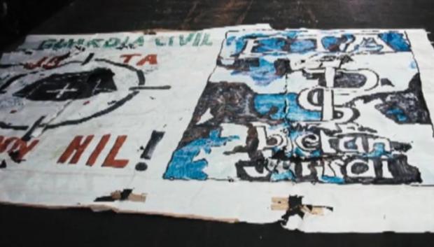 Pancarta con la frase en euskera 'Guardia Civil  muere aquí' colocada por ETA en Leitza, Navarra 2002