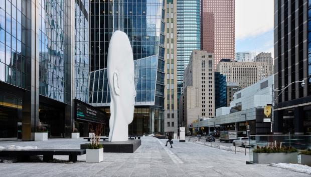 La escultura «Dreaming», de Jaume Plensa, situada en el centro financiero de Toronto en 2017.
