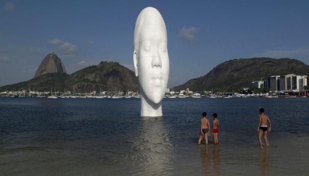 Escultura «Olhar nos meus sonhos», de Jaume Plensa, situada en la playa de Río de Janeiro2012.