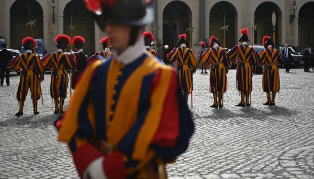 La guardia suiza, durante la visita de Joe Biden al Papa Francisco.