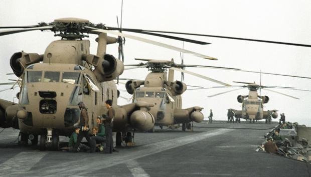 Helicópteros Bluebeard RH-53D repintados en camuflaje de arena y sin marcas a bordo del USS Nimitz