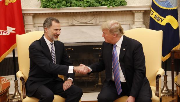El Rey estrecha la mano con el expresidente de EE.UU., Donald Trump