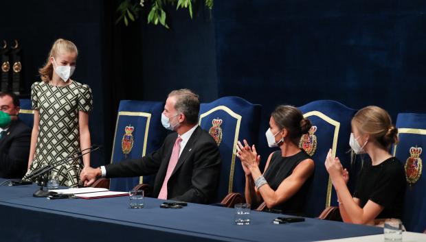 El Rey estrecha la mano de la Heredera, tras su discurso en los Premios Princesa de Asturias 2021.