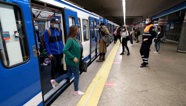 Estos datos se corroboran con los de fuentes oficiales, como Metro de Madrid, que reconoce que la afluencia de pasajeros durante el mes de octubre sólo cubre el 80 % previo a la pandemia