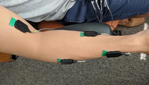 Los cuatro electrodos se colocaron en cada brazo de los participantes para medir el movimiento de sus músculos.