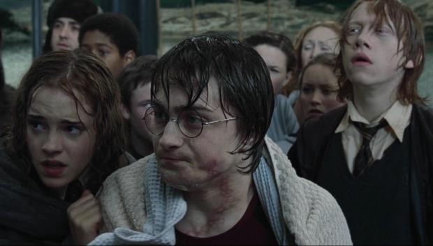 En Harry Potter y el cáliz de fuego, tres personajes de las tres escuelas más importantes (Hogwarts, Beauxbatons y Durmstrang) se enfrentan en El Torneo de los tres magos a tres complicadas pruebas. En la segunda de ellas, cada participante debía salvar del Lago Negro algo significativo. Durante el rodaje de la escena, Radcliffe permaneció 45 horas bajo el agua, sufriendo hipotermias e infecciones de oído tras las que tuvo que ser ingresado.