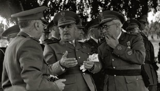 Yagüe (derecha) junto a Franco en unas maniobras militares (1946)