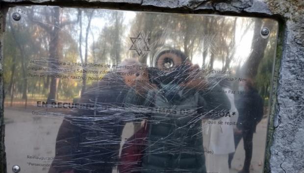 La placa y el monumento a las víctimas del genocidio nazi en Oviedo, atacado