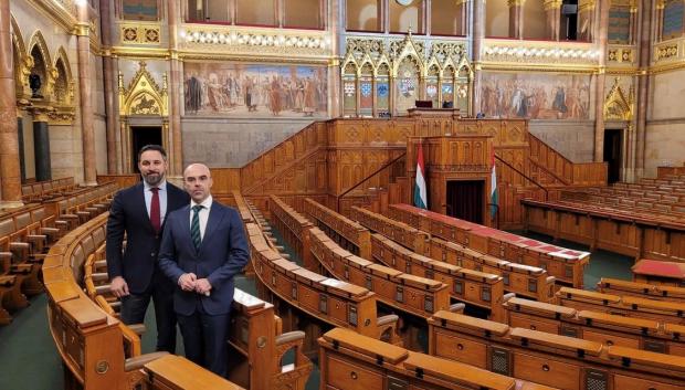 Abascal y Buxadé en el Parlamento de Hungría.