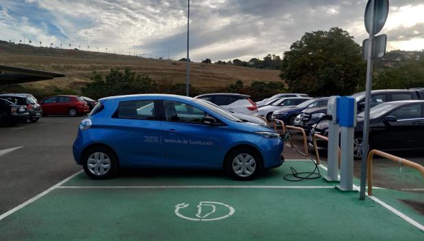 Un coche eléctrico carga su batería en la electrolinera del complejo cultural San Francisco de Cáceres