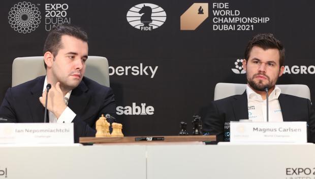 Ian Nepomniachtchi, aspirante, y Magnus Carlsen, en la presentación del Mundial de Ajedrez en Dubai