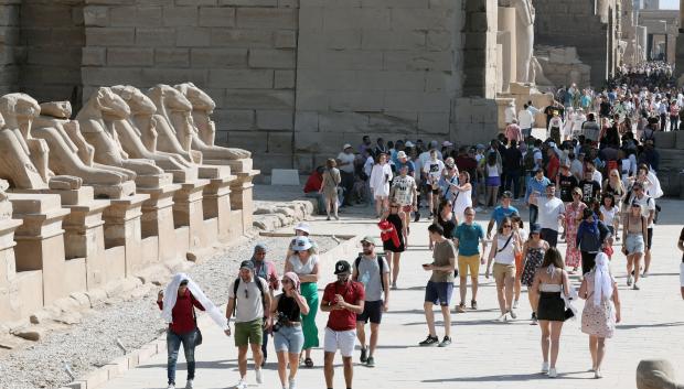 Primeros visitantes de la Avenida de las Esfinges