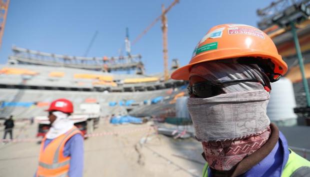 Trabajadores en el estadio Lusail de Doha bajo el sol