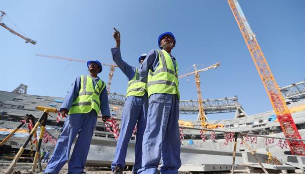Trabajadores del estadio Lusail en Doha en 2019