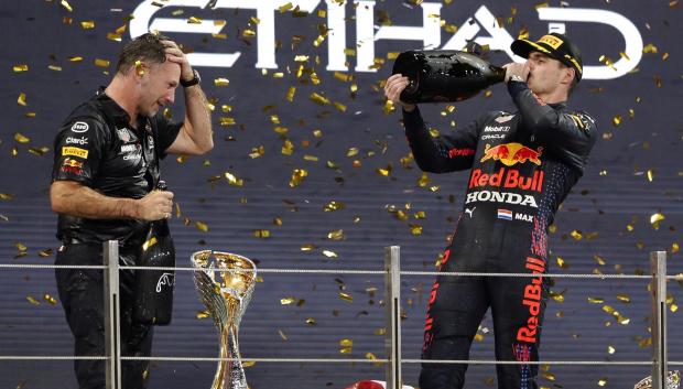 Christian Horner y Max Verstappen celebran el Mundial en el podio de Yas Marina