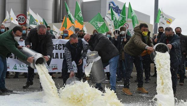 La guerra entre ganaderos e industria amenaza con dejar sin leche a media España