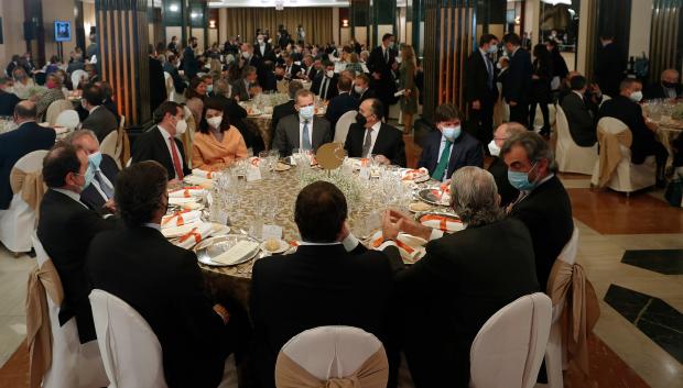 Felipe VI, junto a empresarios y periodistas en el almuerzo ofrecido por El Economista.