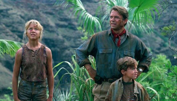Parque Jurásico (1993)
Otro de los grandes cambios en la industria del cine de los que hablábamos antes lo representa Parque Jurásico. Por un lado, por sus potentes efectos especiales por ordenador. Por otro, por la explotación del merchandising relacionado con la película y con los dinosaurios. Y, en una tercera vía, por sus provechosos datos de recaudación en taquilla.