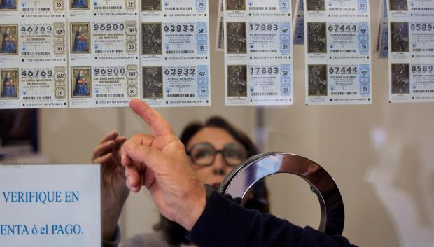 Un hombre compra un décimo para el sorteo de la Lotería de Navidad en un administración de loterías