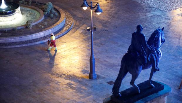 Operarios de limpieza trabajan en la plaza de la Puerta del Sol de Madrid tras la llegada del año nuevo en Madrid