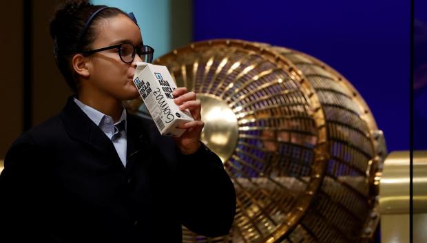 Una niña del Colegio de San Ildefonso bebe agua tras cantar el primer premio al 86148. Y es normal: tanto canto deja exhausto a cualquiera...