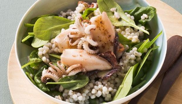 Pearl barley and spinach salad with calamaretti (baby squid)
Alimentacion sana Alimentación sana Bloqueado para libro de cocina Calamar Calamaretti Cebada Cebada mondada Cebada perlada Cereales Comida Comida de moluscos Comida de verdura Comida de verdura de hojas Dieta Ensalada Ensalada de cereales Ensalada de espinacas Espinaca Espinacas Food Frumento Grano Guiso de verdura de hojas Hortalizas Lechuga Magnesio Molusco Nadie No para libro de cocina No va en libro de cocina Plato Plato de calamares Plato de cereales Plato de espinacas Plato de moluscos Plato de verdura Plato de verdura de hojas Regimen Rica en cinc Rico en cinc Régimen Trigo Trigo pelado Verdura de hojas Verduras