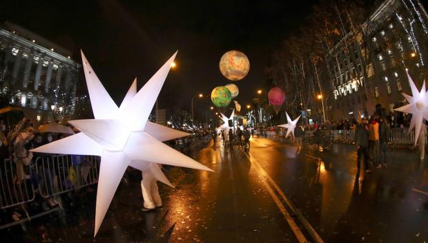 Un momento de la Cabalgata de Reyes que recorre hoy miércoles las principales calles de Madrid.