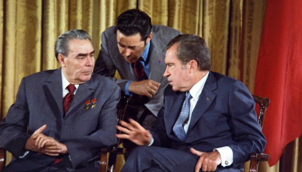 El presidente estadounidense Richard Nixon entablando una conversación con Brézhnev durante su visita a los Estados Unidos en junio de 1973