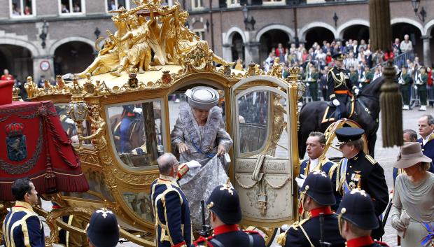 Dutch Queen Beatrix, center, leaves her gold-trimmed carriage as she arrives at the "Hall of Knights" to formally open the new parliamentary year in The Hague, Netherlands, Tuesday, Sept. 20, 2011.