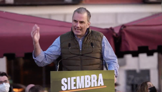 Javier Ortega-Smith, critica "las política de la izquierda" del PP, durante el acto de precampaña electoral en Valladolid.