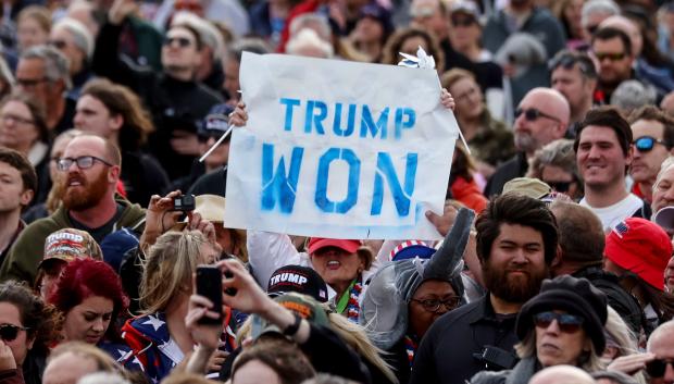 Seguidores de Trump defienden en pancartas que no perdió las elecciones a la Casa Blanca