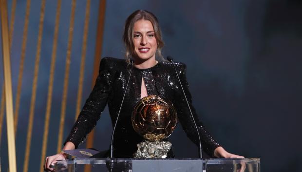 Alexia Putellas con el Balón de oro el pasado noviembre