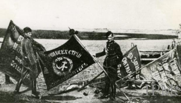 Soldados polacos con las banderas soviéticas tras la batalla de Varsovia