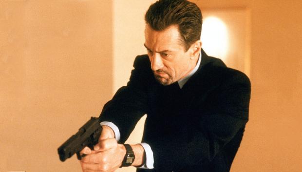 Heat (Netflix)
Las tres horas de tiempo libre que debemos sacar para ver Magnolia son prácticamente las mismas que necesitamos para disfrutar de Robert De Niro y Al Pacino en Heat, una de esas películas privilegiadas que aguanta el paso del tiempo e incluso mejora con los años. En este filme de 1995 dirigido con mano maestra por Michael Mann, Robert De Niro es el ratón (un peligroso ladrón) y Al Pacino el gato que intenta cazarlo. Si es posible, en vez de tres horas, casi mejor buscamos seis este fin de semana…