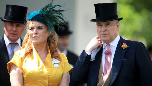 Sarah Ferguson , Duchess of York and Prince Andrew The Duke of York during day four of Royal Ascot at Ascot Racecourse. *** Local Caption *** .
En la foto, sombrero con plumas